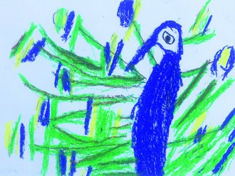 Diese Kindermalerei zeigt einen blauen Vogel, wahrscheinlich einen Pfau, mit langem Schnabel und großem Auge. Im Hintergrund fächern sich grüne und blaue Striche auf, die den ausgebreiteten Schwanz des Vogels symbolisieren.