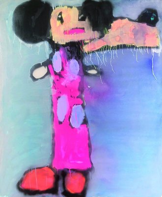 Ein abstraktes Gemälde zeigt Minnie Mouse mit schwarzen Ohren. Sie trägt ein leuchtend pinkes Kleid mit violetten Tupfen und rote Schuhe. Der Hintergrund ist hellblau. Die Farben wirken fließend und künstlerisch verarbeitet.