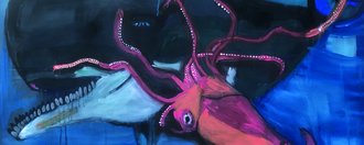 Ein Gemälde zeigt einen dramatischen Kampf zwischen einem dunklen Wal und einem riesigen, rötlichen Tintenfisch. Der Wal hat das Maul geöffnet, während die Tentakel des Tintenfischs den Wal umschlingen. Der Hintergrund ist in verschiedenen Blautönen gehalten.