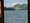 Aussicht von einem Schiff auf dem Rhein auf einen Berg am anderen Ufer.