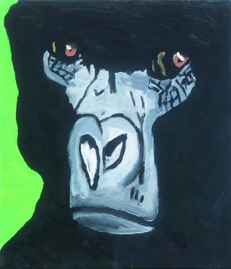 Ein Gemälde zeigt das Gesicht eines Gorillas in Nahaufnahme. Das Tier hat dunkles Fell, eine hellgraue Schnauze und leuchtend rote Augen. Der Hintergrund ist links in einem kräftigen Grün gehalten, während der Rest des Bildes dunkel bleibt.