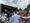 Eine Band spielt auf einer grünen Containerbühne. Im Vordergrund tanzt ein Paar zur Musik, während im Hintergrund Gäste an Tischen unter einem Zelt sitzen und das Fest bei bewölktem Himmel genießen.