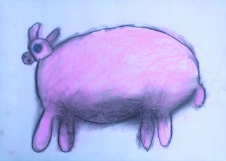 Eine kindliche Buntstiftzeichnung eines rosa Schweins auf hellblauem Hintergrund.
